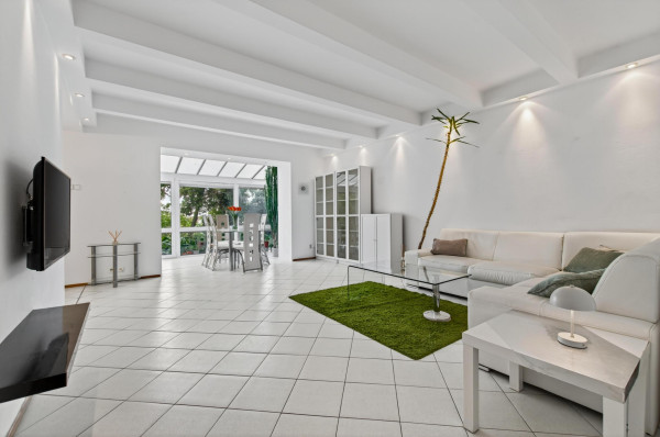 FRANK ZICHER - Predávame jedinečný a priestranný 2,5 izbový byt s prístupom do záhrady v mestskej vile na Mudroňovej ulici