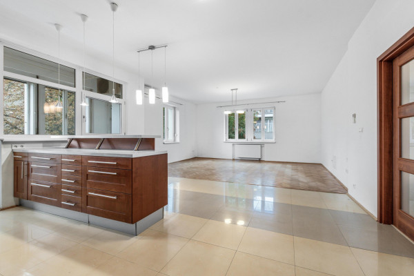 FRANK ZICHER – Predávame priestranný 4-izbový byt v obľúbenej lokalite, Fraňa Kráľa/ Puškinova