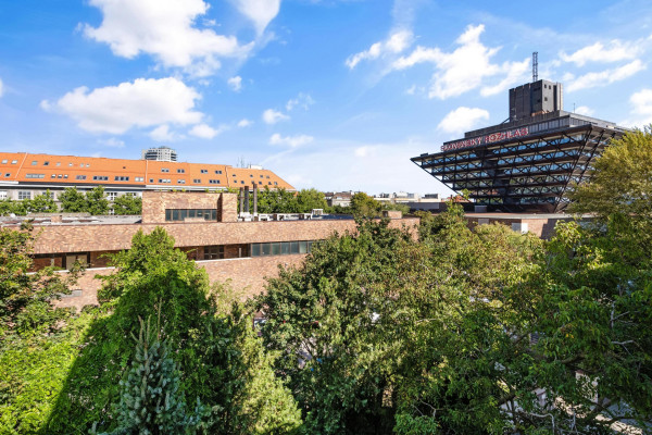 Predávame priestranný, slnečný 2-izbový byt v obľúbenej lokalite na Námestí Slobody