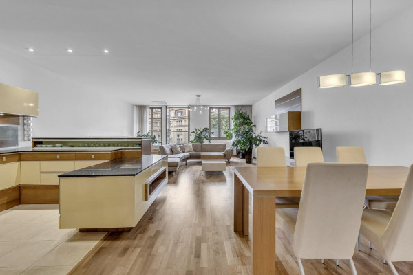 FRANK ZICHER – Predávame veľkometrážny 200m2 byt s 2 garážami v kvalitnej stavbe na námestí SNP - možnosť úpravy na 5.izb byt