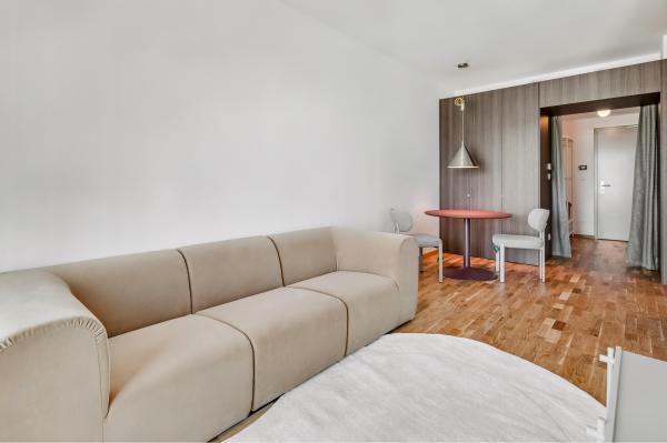 Predávame zariadený apartmán s balkónom v projekte METROPOLIS, s možnosťou okamžitého nasťahovania