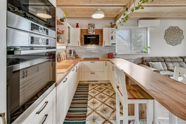 Predávame rodinný dom v Ivanke pri Dunaji so samostatnou obytnou jednotkou a garážou