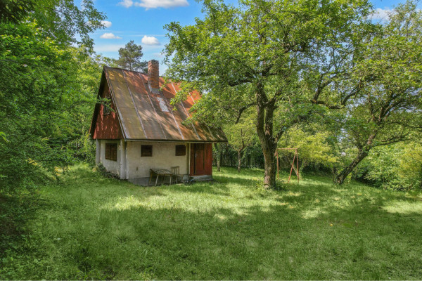 FRANK ZICHER - Predávame rozsiahly pozemok s rekreačnou chatou a garážou v pokojnej lokalite Marianka