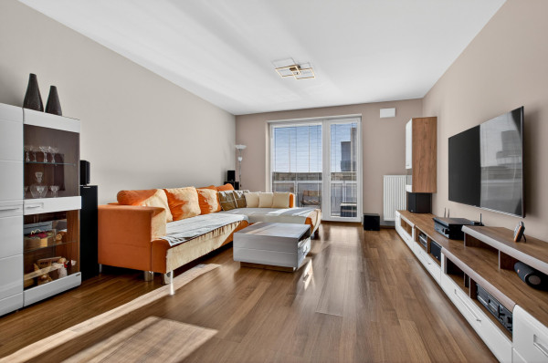 Predávame priestranný 2 izbový byt s garážou (možnosť úpravy na 3.izbový) na Kazanskej ulici