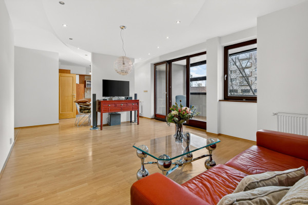 Prenajímame priestranný byt s 2 parkovacími miestami