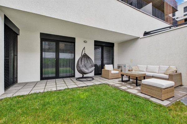 Predávame atraktívny 3 izbový byt s 2 kúpeľňami a veľkou predzáhradkou, Slnečnice – Viladomy