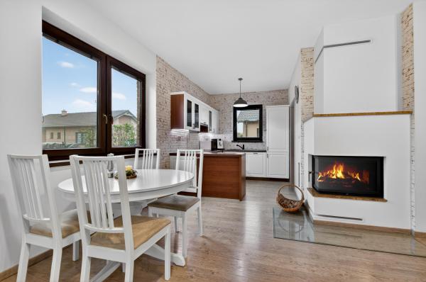 Predávame rodinný dom s garážou a pekným pozemkom v uzavretom kondomíniu v Miloslavove