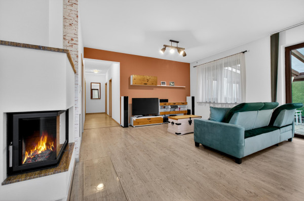 Predávame rodinný dom v Alžbetinom dvore s garážou a pekným pozemkom v uzavretom kondomíniu