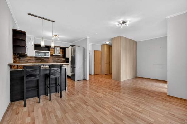 Predávame priestranný 2.izbový byt (možnosť úpravy na 3.i) s balkónom, lodžiou a parkovaním v Dúbravke