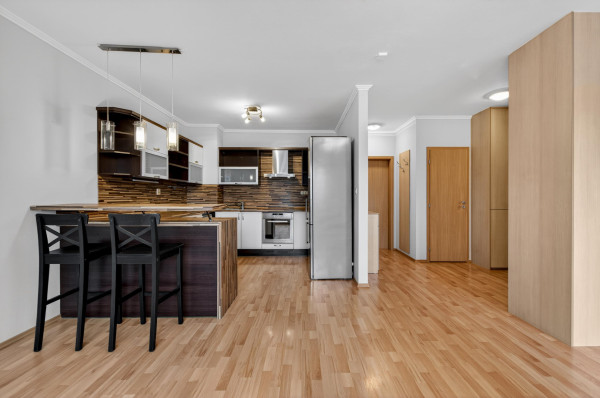 Predávame priestranný 2.izbový byt (možnosť úpravy na 3.i) s balkónom, lodžiou a parkovaním v Dúbravke