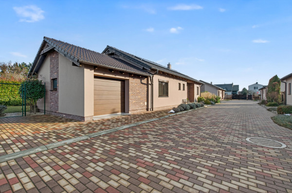 Predávame rodinný dom s garážou a pekným pozemkom v uzavretom kondomíniu, Miloslavov - Alžbetin dvor