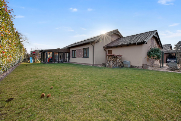 REZERVOVANÉ - Predávame rodinný dom v Alžbetinom dvore s garážou a pekným pozemkom v uzavretom kondomíniu