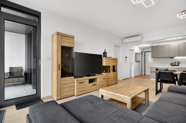 Prenajímame  2i byt s výhľadom na Dunaj a parkovacím státím, EUROVEA TOWER