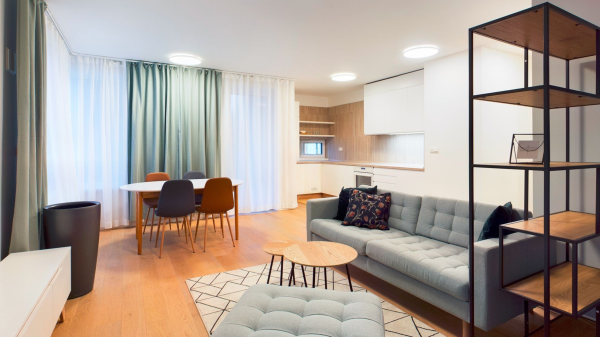 Prenajímame priestranný byt na Seberíniho ulici s parkovacím miestom v garáži