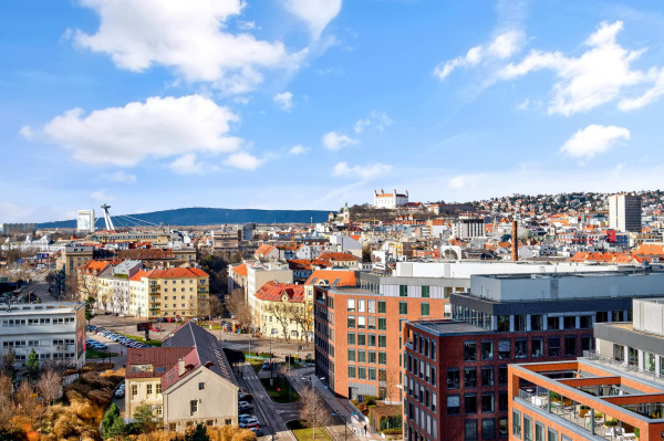 Predávame 2. izbový byt v projekte SKY PARK na 11. podlaží so západnou orientáciou a výhľadmi na hrad