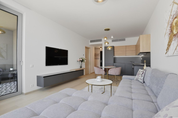 Predávame dizajnový 2i byt s výhľadom na hrad a panoramu Starého mesta, VEŽA 1 SKY PARK