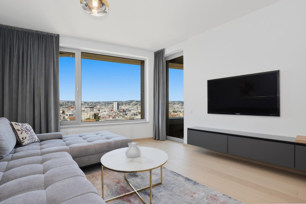 Predávame dizajnový 2i byt s výhľadom na hrad a panoramu Starého mesta, VEŽA 1 SKY PARK