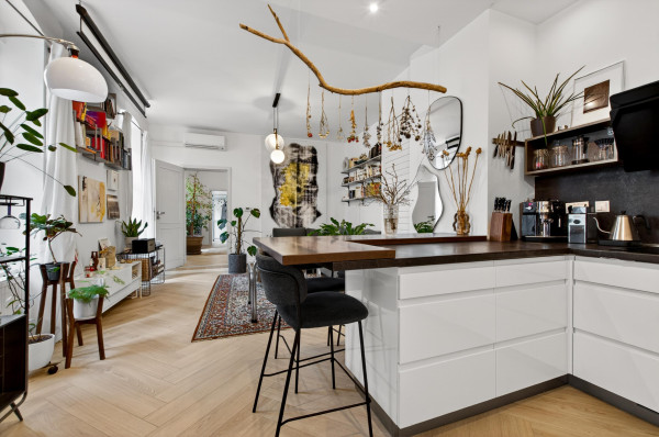 Predávame 2,5-izbový byt po kompletnej rekonštrukcii v Starom meste orientovaný do vnútrobloku s možnosťou parkovania