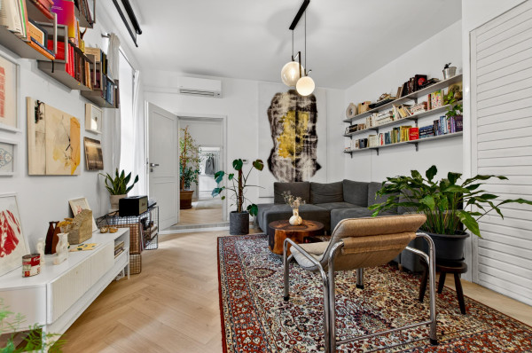 Predávame 2,5-izbový byt po kompletnej rekonštrukcii v Starom meste orientovaný do vnútrobloku s možnosťou parkovania