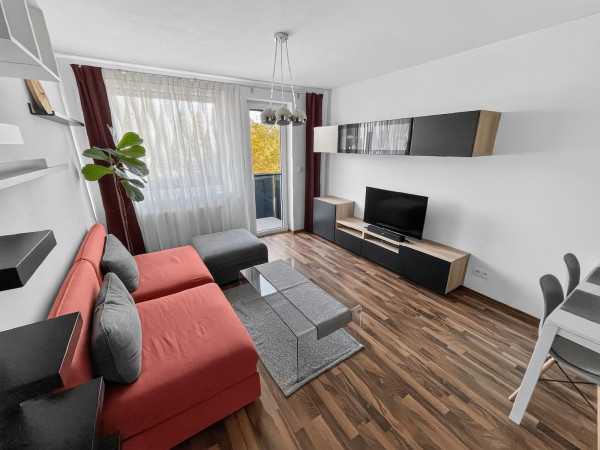Prenajímame 2-izbový byt s balkónom, garážou a pivnicou v Mlynskej doline
