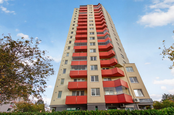 Predávame 3-izbový byt s dvoma balkónmi na 16 poschodí, Humenské námestie